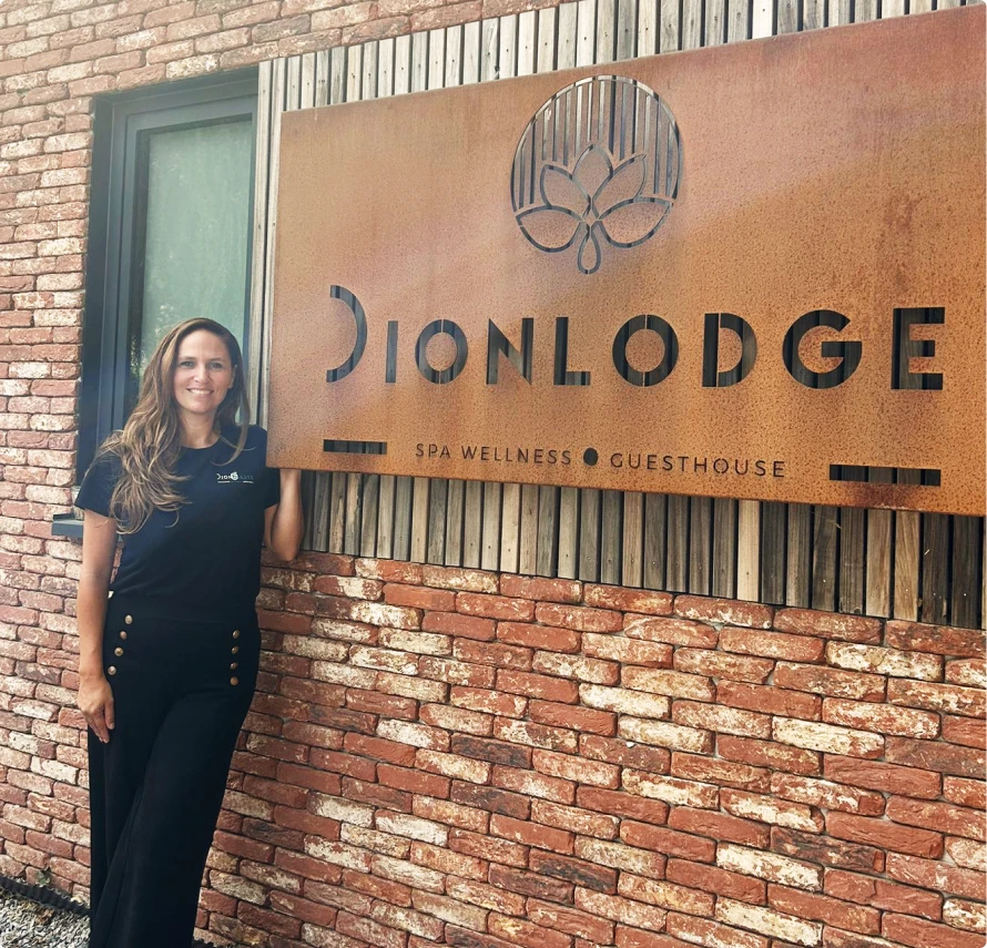 Diana Mompeu de chez Momentia devant le Dion Lodge.